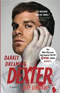 Book cover of Darkly Dreaming Dexter by Jeff Lindsay. Book review of the audiobook.
